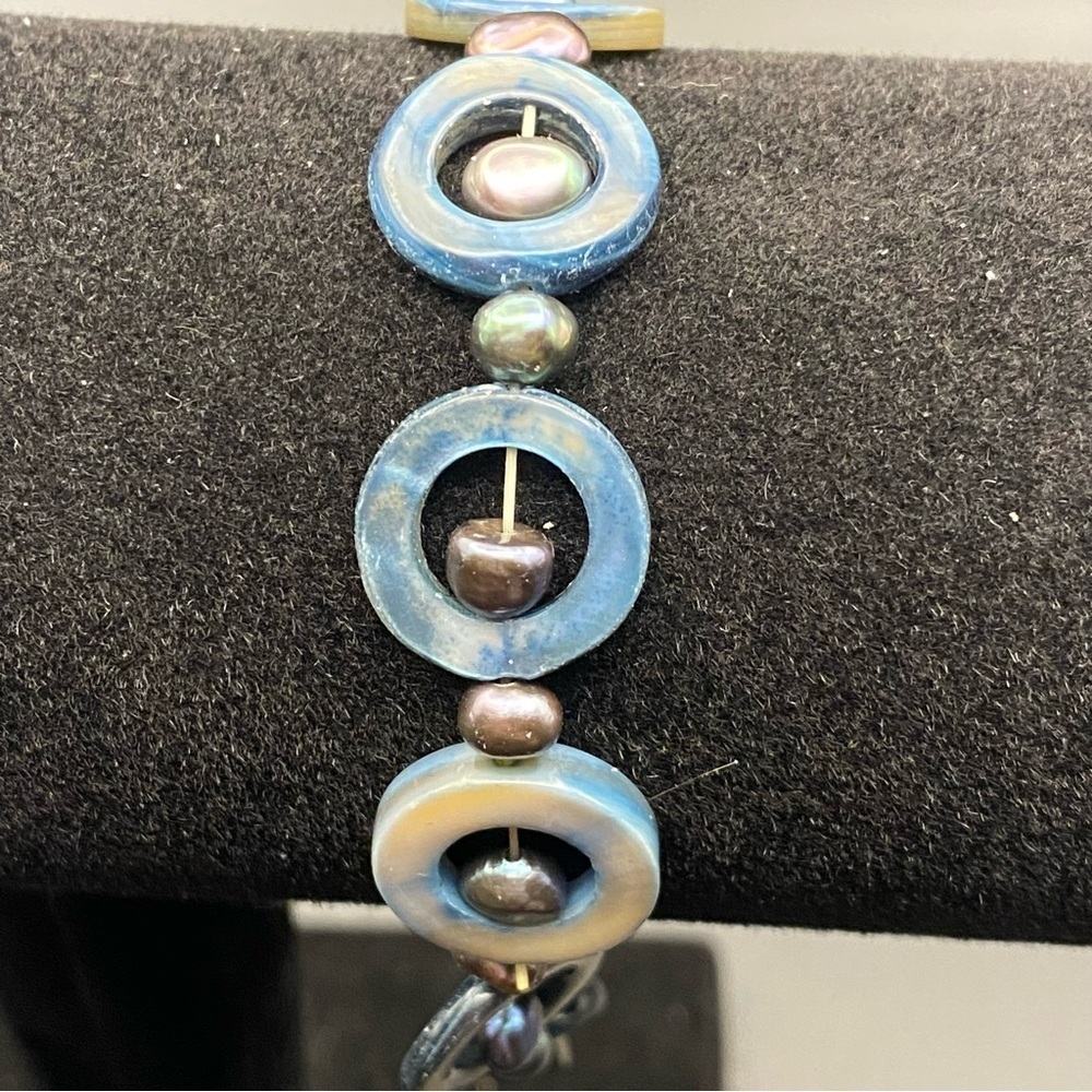 Unique Shell Disc Bracelet - Picture 2 of 5